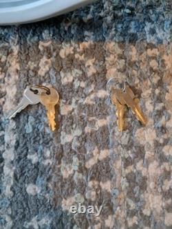 2 x Thule ProRide 598 Silver Roof Mount Cycle Carrier Rack with T-Track & Locks